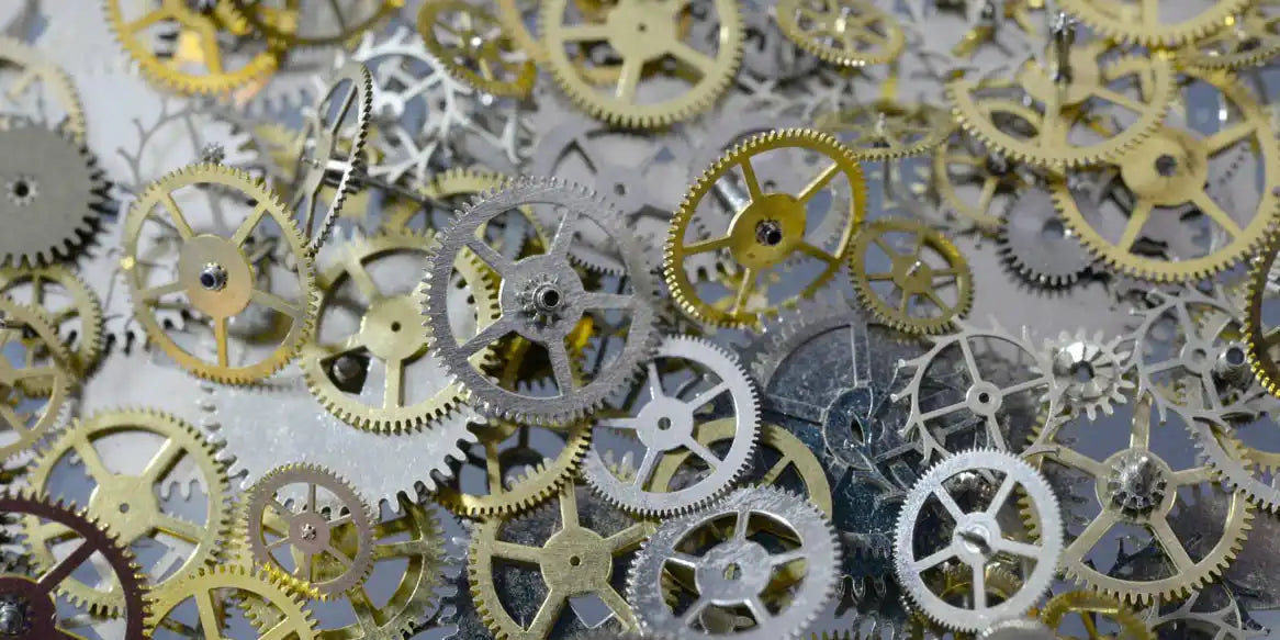 Meccanismi di orologi assortiti in oro e argento.