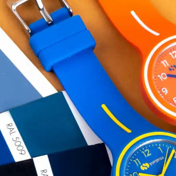 Orologi da polso blu e arancioni.