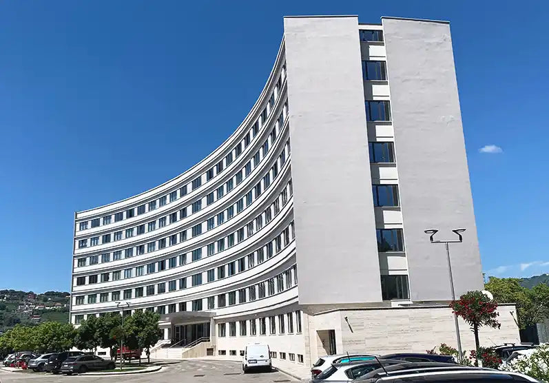 Edificio curvo e moderno.