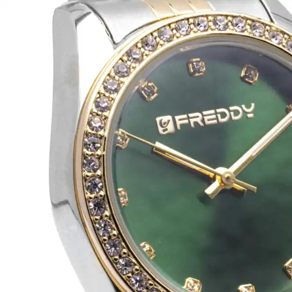 Orologio da polso con quadrante verde e bezel di gioielli.