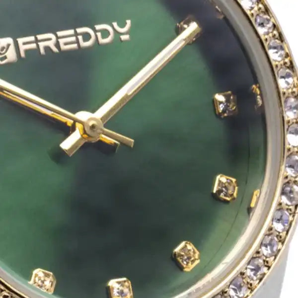 Orologio con quadrante verde e cinturino in gioielli.