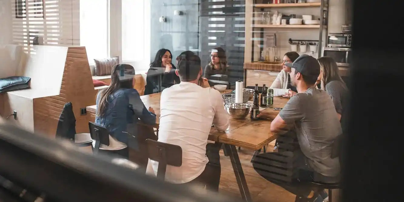 Le persone si sono riunite attorno a un tavolo.