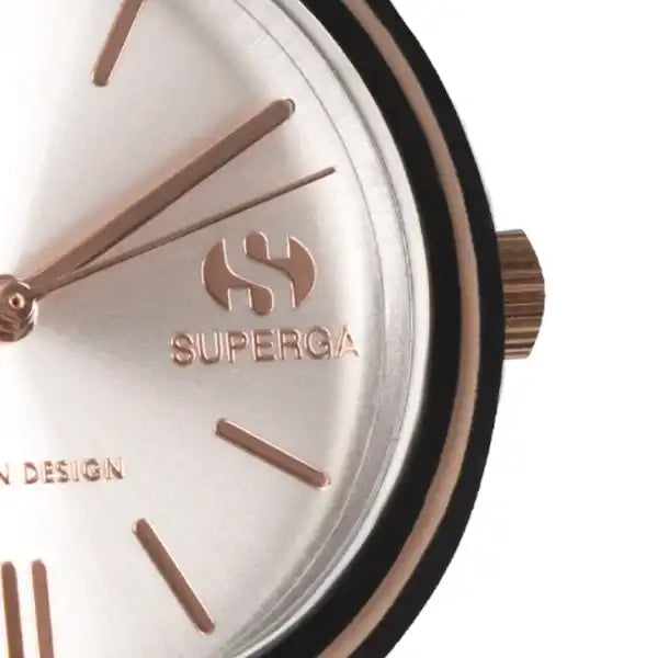 Un primo piano di un quadrante di orologio con tono rosa oro, con quadrante bianco e cassa nera.