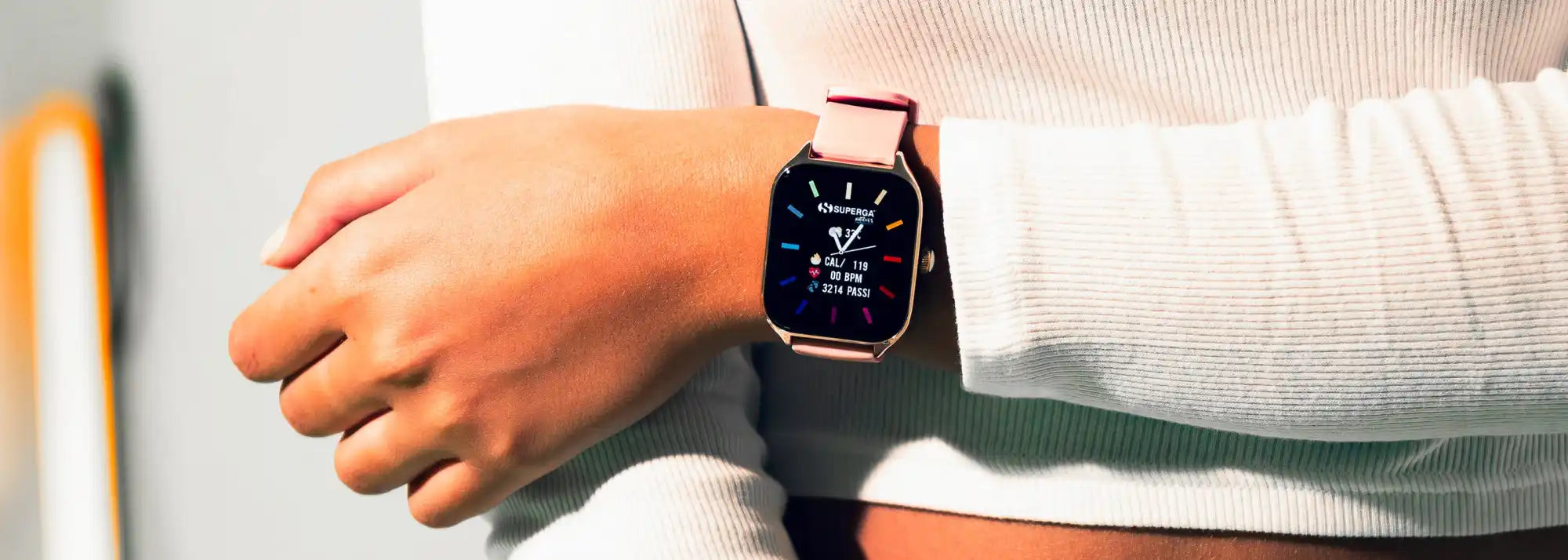 Orologio smartwatch rosa con uno schermo nero.