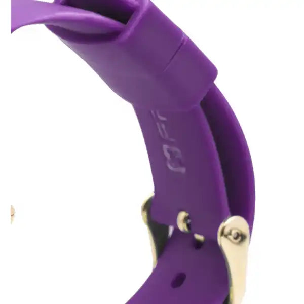 Cinturino viola con fibbia dorata.