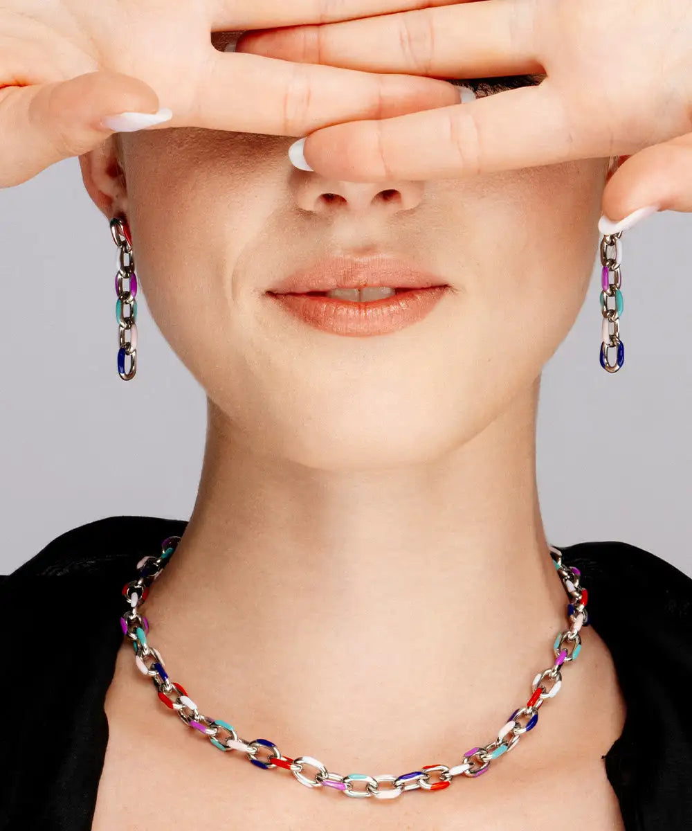 Una vibrante collana a catena multicolore con maglie intrecciate in tonalità di rosso, blu, viola e argento.